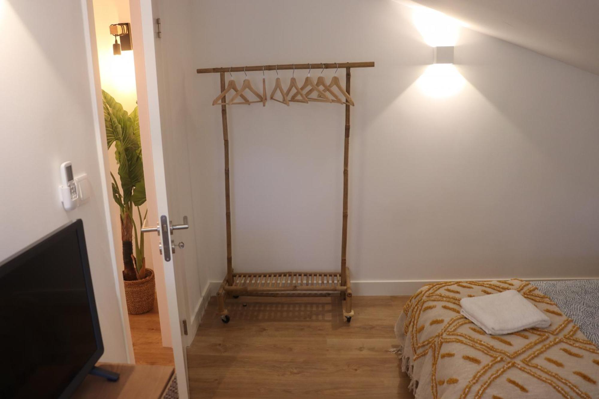 Apartamento Lisbon, T2 Renewed Duplex With River View, Beato,