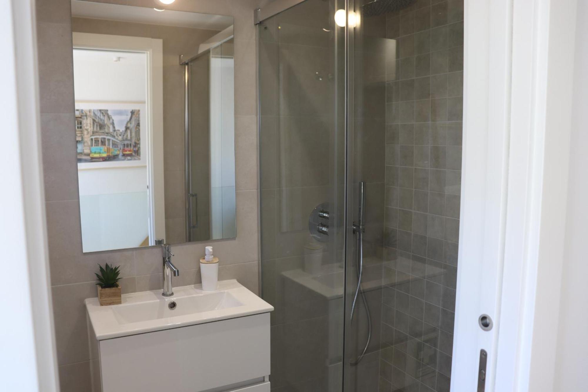 Lisbon, T2 Renewed Duplex With River View, Beato, Lejlighed *